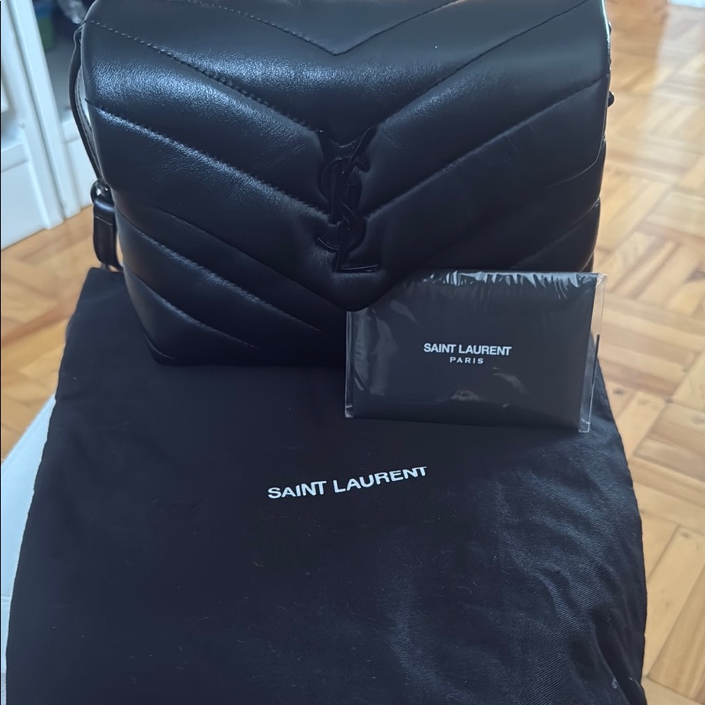 SAINT LAURENT TOY LOULOU IN BLK LEATHER